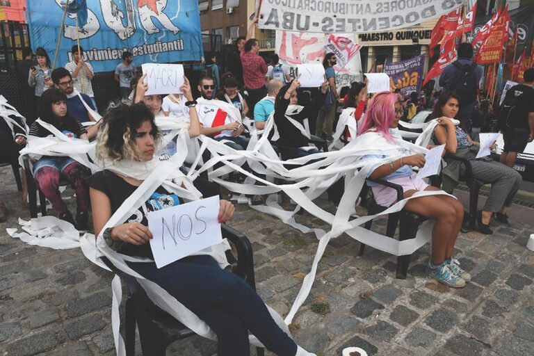 Se envuelven en papel de baño para protestar
