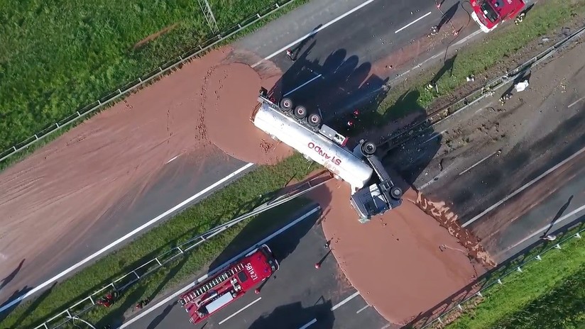 ¡Insólito! Accidente de camión deja carretera de llena de chocolate