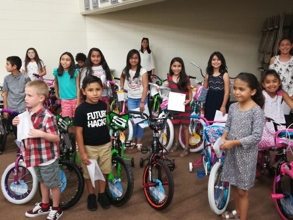 Santa Teresa Charitable Foundation entrega 20 bicicletas a alumnos destacados