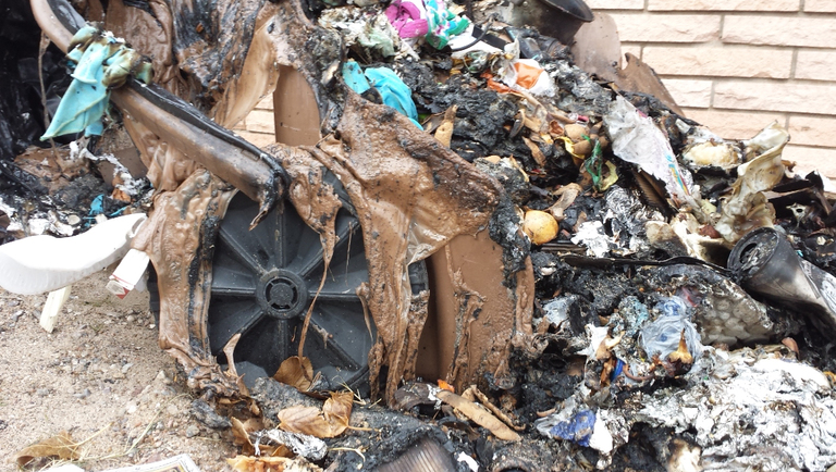 Usted puede prevenir peligrosos incendios de camiones de basura Usted puede prevenir peligrosos incendios de camiones de basura