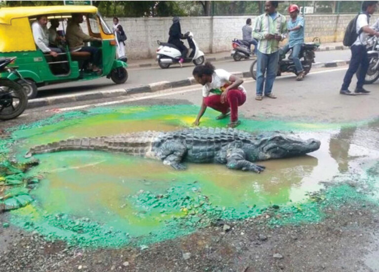 ¡INSÓLITO! Protesta por baches vestido de astronauta