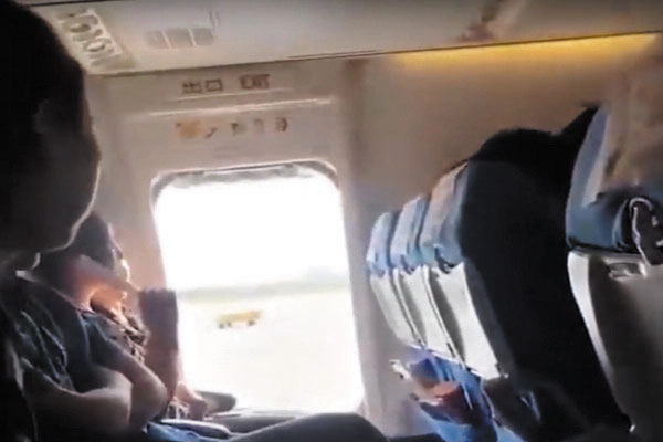 Una pasajera abrió la puerta del avión en pleno vuelo porque quería “aire fresco”