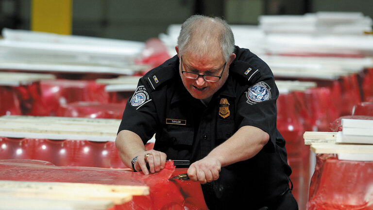 Si planea traer chiles o tomates al país, vuélvalo a pensar.