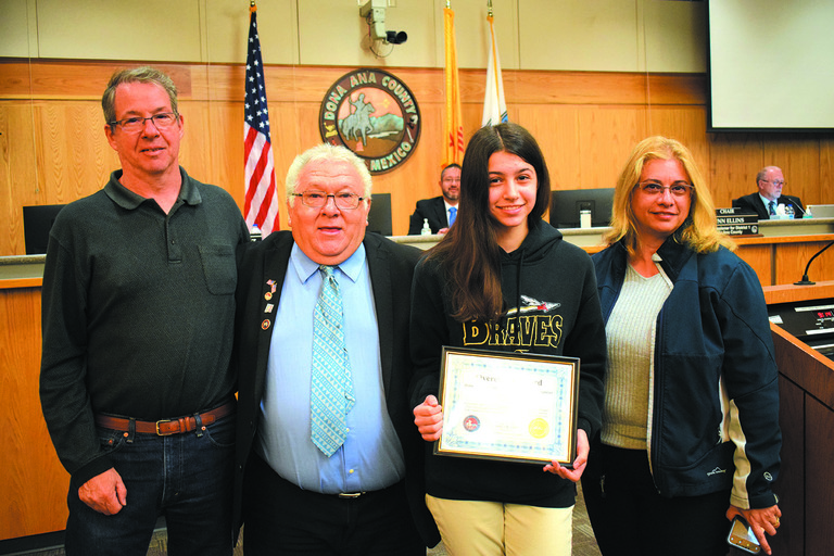 COMISIONADOS DEL CONDADO PRESENTAN PREMIO AL SUPERADOR