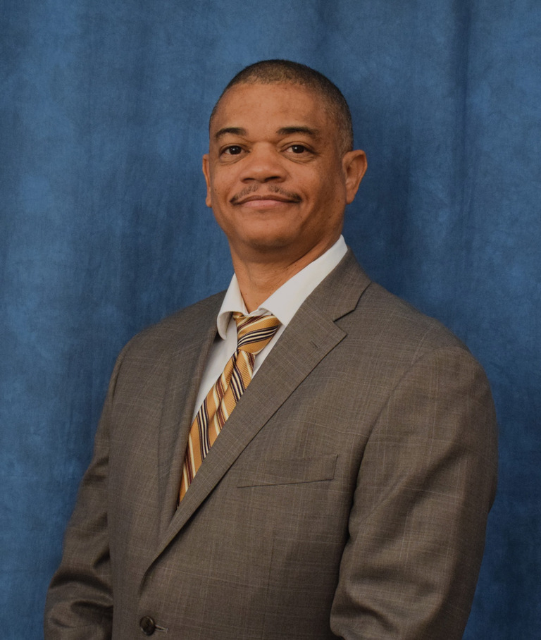 THOMPSON NOMBRADO ADMINISTRADOR ASISTENTE DEL CONDADO