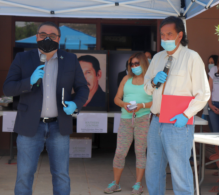 Richardson, Torres-Small, Cervantes y Lara entregan máscaras y gel de alcohol en Sunland Park