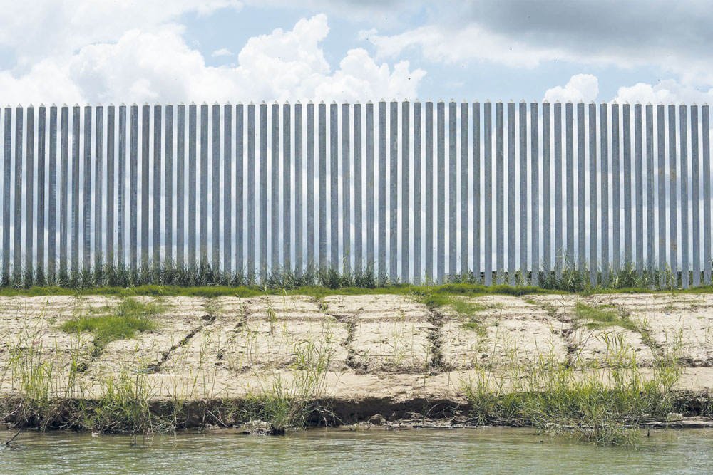 El muro fronterizo privado se está erosionando