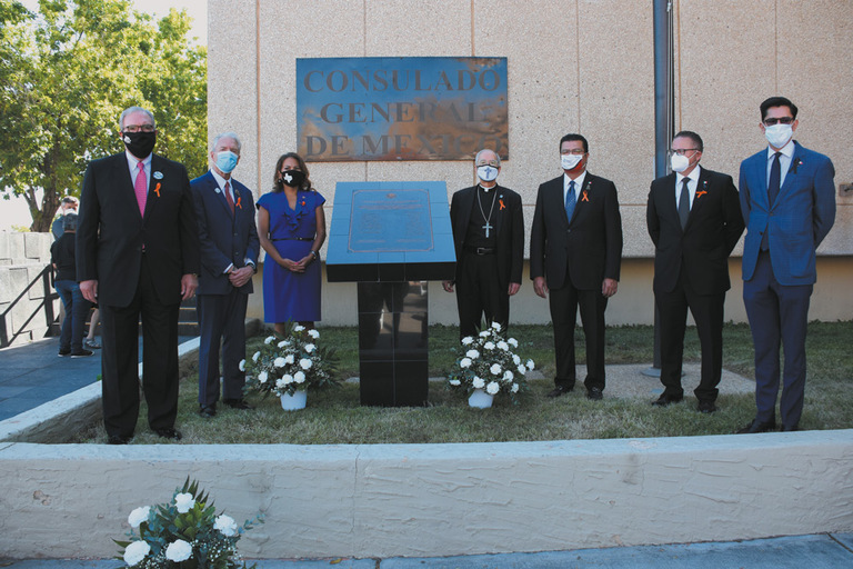 A un año de masacre en El Paso develan Placa en honor a víctimas A un año de masacre en El Paso develan Placa en honor a víctimas