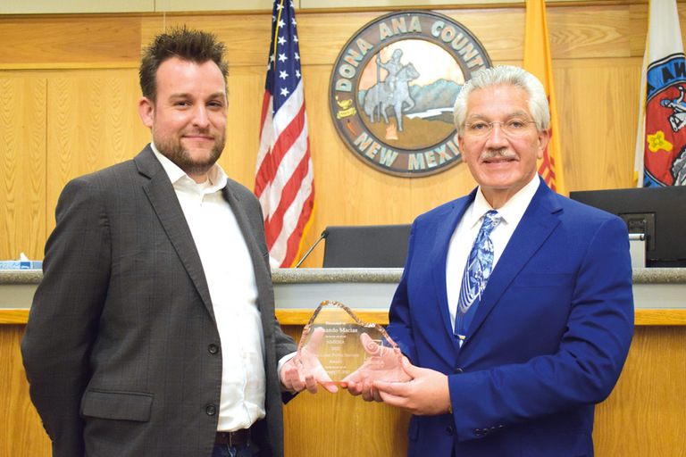 ADMINISTRADOR DEL CONDADO RECIBE PREMIO BEN LUJAN AL SERVIDOR PÚBLICO DEL AÑO ADMINISTRADOR DEL CONDADO RECIBE PREMIO BEN LUJAN AL SERVIDOR PÚBLICO DEL AÑO