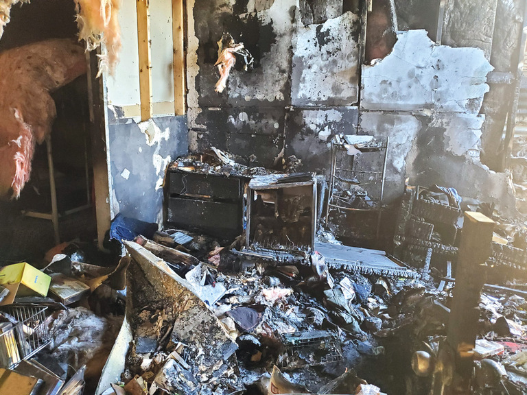 Pánico en Sunland Park Tres familias en la calle tras feroz incendio  “Fue un milagro habernos salvado”, dijeron