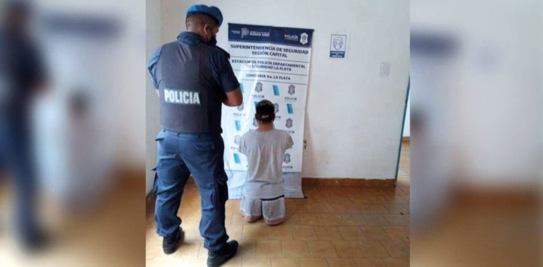 Sin brazos ni piernas, le robó la cartera a una mujer e intentó escapar