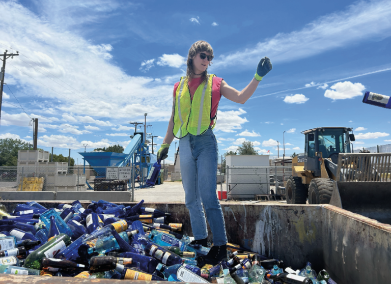 Reciclando con un propósito: Cuando el vidrio se hace arte