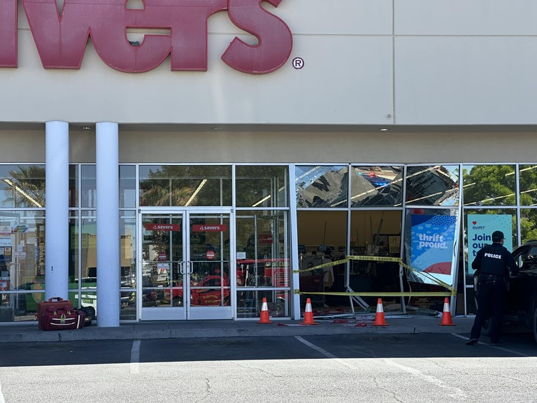 Las Cruces: 14 heridos y un muerto cuando un vehículo se estrelló contra  tienda Savers