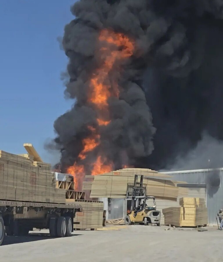 Las Cruces: Fuego Consume Tienda de Madera