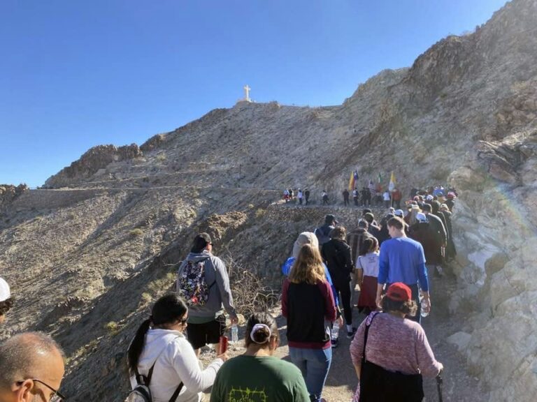 Peregrinación a cima del Cristo Rey 