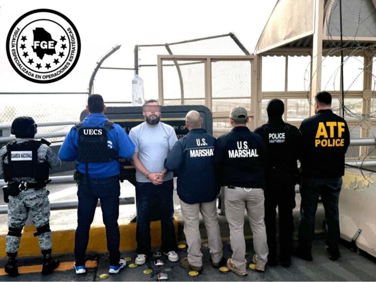México expulsa estadounidense acusado de suministrar armas a cárteles de la droga