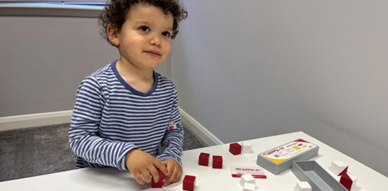 ¡INSÓLITO! Tiene 2 años y el coeficiente intelectual de un genio 