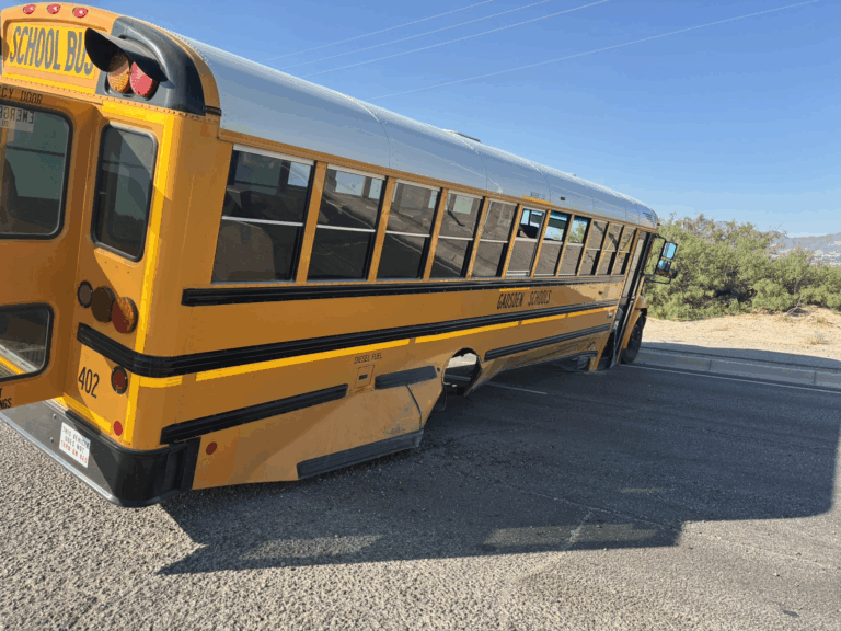 Autobús escolar con 20 niños chocó en Sunland Park. 