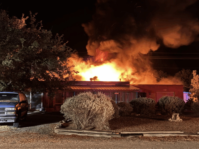 Equipos de Bomberos y Rescate extinguen incendio residencial en Radium Springs Equipos de Bomberos y Rescate extinguen incendio residencial en Radium Springs