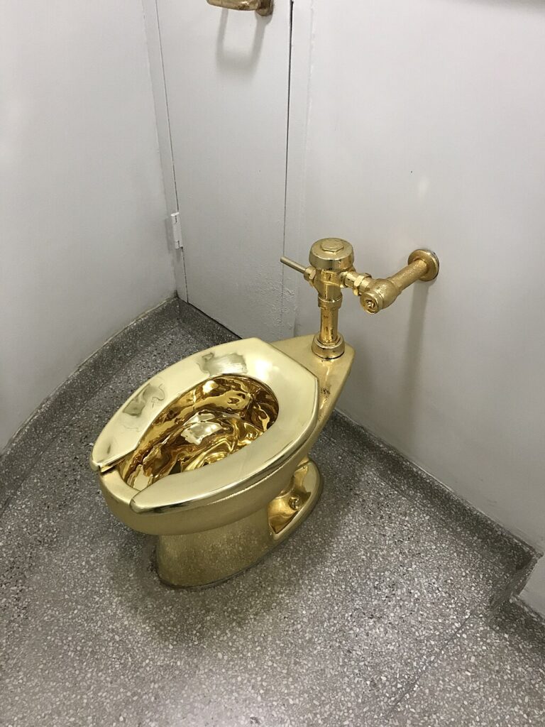 ¡INSÓLITO! Sotheby’s subastará “América”, un inodoro de oro macizo 