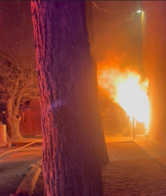 Las Cruces: Llamas en 200 W. Madrid Ave. 