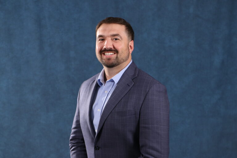 Doña Ana nombra a Lucio Luttrell como Subadministrador 